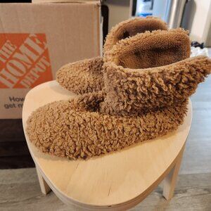 Uniqlo fleece boot slippers - size M